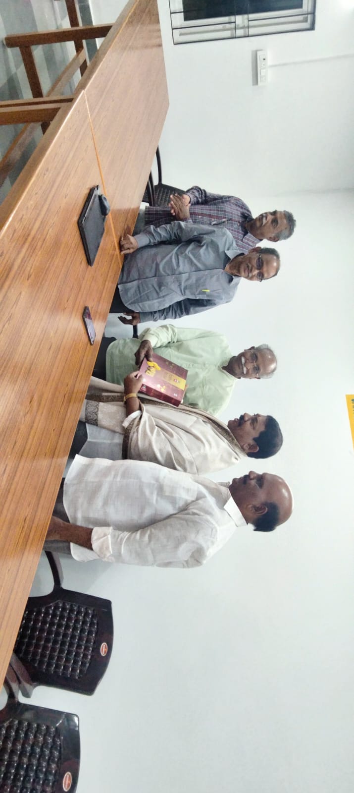 Venu Mohan Garu honouring Srinivas Goud Garu with a momento
  